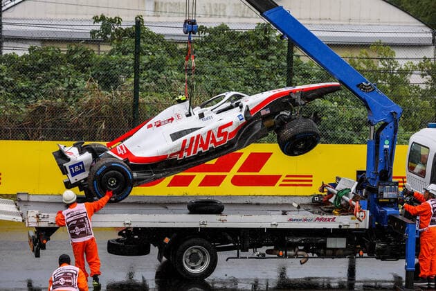47 SCHUMACHER Mick (ger), Haas F1 Team VF-22 Ferrari, action crash, accident, marshall, commissaire de piste, during the Formula 1 Honda Japanese Grand Prix 2022, 18th round of the 2022 FIA Formula One World Championship, WM, Weltmeisterschaft from October 7 to 9, 2022 on the Suzuka International Racing Course, in Suzuka, Mie Prefecture, Japan - F1 - JAPANESE GRAND PRIX 2022 DPPI Panoramic 00122041_AV6_7706
