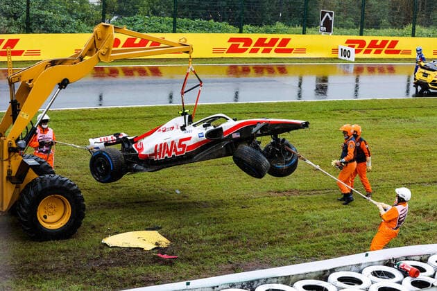 47 SCHUMACHER Mick (ger), Haas F1 Team VF-22 Ferrari, action crash, accident, marshall, commissaire de piste, during the Formula 1 Honda Japanese Grand Prix 2022, 18th round of the 2022 FIA Formula One World Championship, WM, Weltmeisterschaft from October 7 to 9, 2022 on the Suzuka International Racing Course, in Suzuka, Mie Prefecture, Japan - F1 - JAPANESE GRAND PRIX 2022 DPPI Panoramic 00122041_AV6_7670