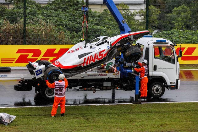 47 SCHUMACHER Mick (ger), Haas F1 Team VF-22 Ferrari, action crash, accident, marshall, commissaire de piste, during the Formula 1 Honda Japanese Grand Prix 2022, 18th round of the 2022 FIA Formula One World Championship, WM, Weltmeisterschaft from October 7 to 9, 2022 on the Suzuka International Racing Course, in Suzuka, Mie Prefecture, Japan - F1 - JAPANESE GRAND PRIX 2022 DPPI Panoramic 00122041_AV6_7700