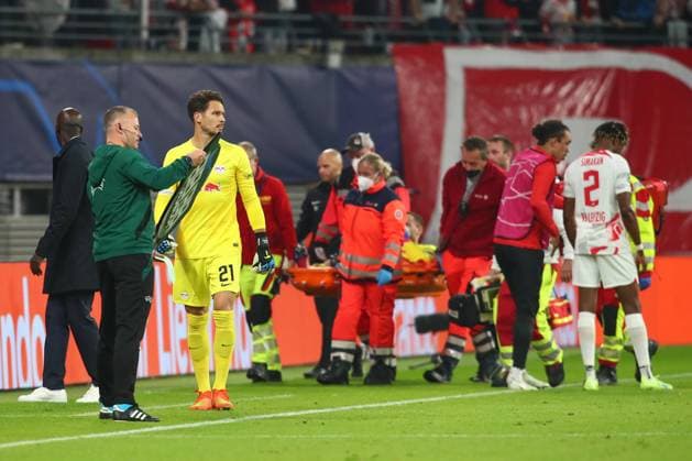 05.10.2022, xtgx, Fussball UEFA Champions League, RB Leipzig - Celtic Glasgow emspor, v.l. Peter Gulasci (Leipzig, 1) verletzt, Verletzung, Janis Blaswich (Leipzig, 21) wird eingewechselt (DFL DFB REGULATIONS PROHIBIT ANY USE OF PHOTOGRAPHS as IMAGE SEQUENCES and or QUASI-VIDEO) Leipzig