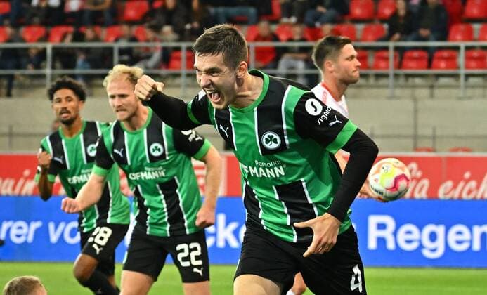 Sport Themen der Woche KW40 Sport Bilder des Tages 07.10.2022 - Fussball - Saison 2022 2023 - 2. Fussball - Bundesliga - 11. Spieltag: SSV Jahn Regensburg - SpVgg Greuther Fürth ( Kleeblatt ) - Sportfoto Zink - DFL regulations prohibit any use of photographs as image sequences and or quasi-video - only for editorial use - Torjubel Jubel Freude nach Treffer Tor Torschuß zum 0:1 durch Damian Michalski (4, SpVgg Greuther Fürth ) - *** 07 10 2022 football season 2022 2023 2 football Bundesliga 11 matchday SSV Jahn Regensburg SpVgg Greuther Fürth Kleeblatt Sportfoto Zink DFL regulations prohibit any use of photographs as image sequences and or quasi video only for editorial use Torjubel Jubel Freude nach Treffer Torschuss zum 0 1 by Damian Michalski 4, SpVgg Greuther Fürth