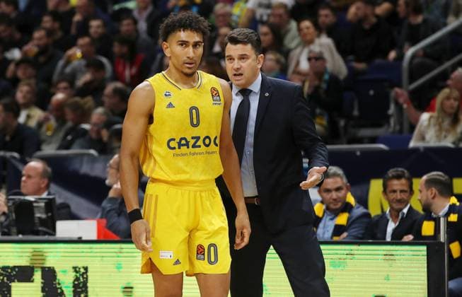 Maodo Lo, Trainer Israel Gonzales redend Aktion Oberkoerper Oberkörper Basketball Euroleague EL Herren Saison 2022 2023 07.10.2022 ALBA Berlin vs. Partizan Belgrad