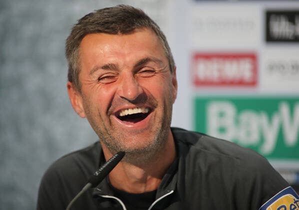 Sport Themen der Woche KW40 Sport Bilder des Tages München, Deutschland 07. Oktober 2022: Fussball, Herren, 3.Liga, Saison 2022 2023, TSV 1860 München, Pressekonferenz, Grünwalder Strasse 114 Michael Köllner Koellner, Trainer (TSV 1860 München) bei der Spieltags Pressekonferenz, lachen, lachend, Mund offen *** Munich, Germany 07 October 2022 football, men, 3 league, season 2022 2023, TSV 1860 Munich, press conference, Grünwalder Strasse 114 Michael Koellner Koellner, coach TSV 1860 Munich at the matchday press conference, laughing, laughing, mouth open