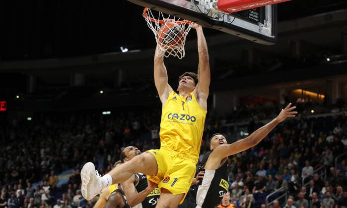 Sport Themen der Woche KW40 Sport Bilder des Tages Gabriele Procida beim Dunking Aktion Oberkoerper Oberkörper Basketball Euroleague EL Herren Saison 2022 2023 07.10.2022 ALBA Berlin vs. Partizan Belgrad *** Gabriele Procida dunking action upper body upper body sports basketball Euroleague EL men season 2022 2023 07 10 2022 ALBA Berlin vs Partizan Belgrade