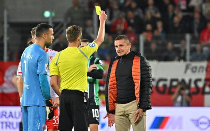 Bilder des Jahres, Sport 10 Oktober Sport Themen der Woche KW40 Sport Bilder des Tages 07.10.2022 - Fussball - Saison 2022 2023 - 2. Fussball - Bundesliga - 11. Spieltag: SSV Jahn Regensburg - SpVgg Greuther Fürth ( Kleeblatt ) - Sportfoto Zink - DFL regulations prohibit any use of photographs as image sequences and or quasi-video - only for editorial use - Michael Bacher ( Schiedsrichter ) zeigt Mersad Selimbegovic ( Trainer SSV Jahn Regensburg ) gelbe Karte Gelb nach Spielende *** 07 10 2022 football season 2022 2023 2 football Bundesliga 11 matchday SSV Jahn Regensburg SpVgg Greuther Fürth Kleeblatt Sportfoto Zink DFL regulations prohibit any use of photographs as image sequences and or quasi video only for editorial use Michael Bacher referee shows Mersad Selimbegovic coach SSV Jahn Regensburg yellow card yellow after end of match