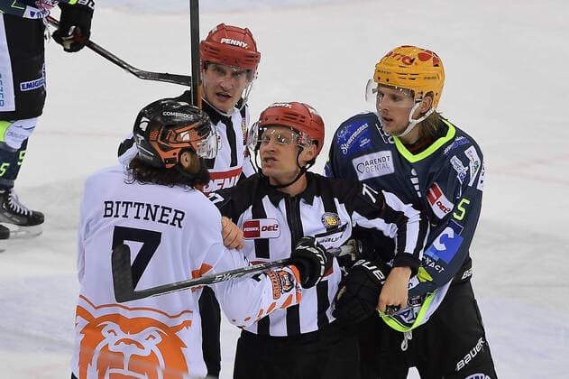 Sport Themen der Woche KW40 Sport Bilder des Tages Der Schiri trennt Dominik Bittner (Grizzlys Wolfsburg 7) unf Moritz Wirth (Fischtown Pinguins 5), Fischtown Pinguins - Grizzlys Wolfsburg, Eishockey, Deutsche Eishockey Liga, DEL, 07.10.2022 Bremerhaven Bremen Deutschland *** The referee separates Dominik Bittner Grizzlys Wolfsburg 7 unf Moritz Wirth Fischtown Pinguins 5 , Fischtown Pinguins Grizzlys Wolfsburg, Ice Hockey, German Ice Hockey League, DEL, 07 10 2022 Bremerhaven Bremen Germany Copyright: xkolbert-press BurghardxSchreyerx