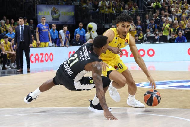 Sport Themen der Woche KW40 Sport Bilder des Tages DEU, Euroleague, ALBA vs. Partizan Belgrad, 07.10.2022, Mercedes-Benz-Arena, Berlin, DEU, Euroleague, ALBA vs. Partizan Belgrad, im Bild Maodo Lo (ALBA Berlin 0), James Nunnally (Belgrad 21) Foto: Juergen Engler nordphoto GmbH *** DEU, Euroleague, ALBA vs Partizan Belgrade, 07 10 2022, Mercedes Benz Arena, Berlin, DEU, Euroleague, ALBA vs Partizan Belgrade, in picture Maodo Lo ALBA Berlin 0 , James Nunnally Belgrade 21 Foto Juergen Engler nordphoto GmbH JuergenxEngler nph00076