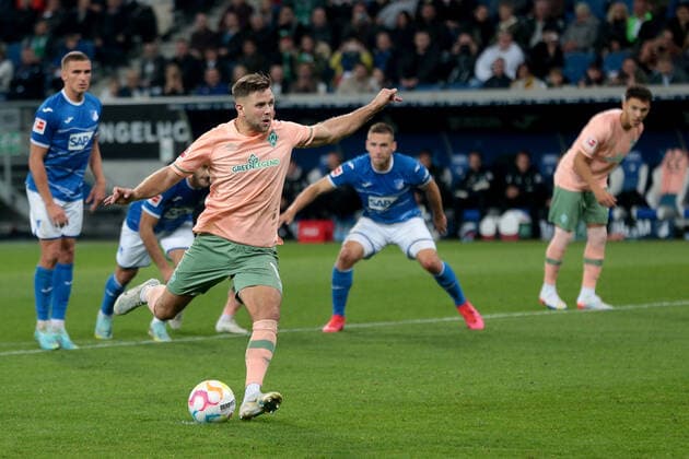 Sport Themen der Woche KW40 Sport Bilder des Tages 07.10.2022, Sinsheim, Germany, Pre Zero Arena, TSG 1899 Hoffenheim vs SV Werder Bremen - 1. Bundesliga, Leonardo Bittencourt (SV Werder Bremen) Torschuss zum 1:2 (Foto H. Langer) DFB DFL REGULATIONS PROHIBIT ANY USE OF PHOTOGRAPHS AS IMAGE SEQUENCES AND OR QUASI-VIDEO. Sinsheim Pre Zero Arena Baden Wuerttemberg Germany *** 07 10 2022, Sinsheim, Germany, Pre Zero Arena, TSG 1899 Hoffenheim vs SV Werder Bremen 1 Bundesliga, Leonardo Bittencourt SV Werder Bremen goal shot to 1 2 Foto H Langer DFB DFL REGULATIONS PROHIBIT ANY USE OF PHOTOGRAPHS AS IMAGE SEQUENCES AND OR QUASI VIDEO Sinsheim Pre Zero Arena Baden Wuerttemberg Germany  541_TSGSVW20221007_071 Langer-541