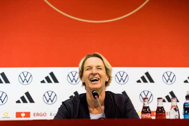 Sport Themen der Woche KW40 Sport Bilder des Tages Freundschaftsspiel: Deutschland - Frankreich; 07.10.2022 Martina Voss-Tecklenburg (Trainerin Deutschland) lacht in der Pressekonferenz Freundschaftsspiel: Deutschland - Frankreich, Dresden, Rudolf-Harbig-Stadion *** friendly match Germany France 07 10 2022 Martina Voss Tecklenburg coach Germany laughs in press conference friendly match Germany France, Dresden, Rudolf Harbig Stadium Copyright: xBEAUTIFULxSPORTS Wunderlx