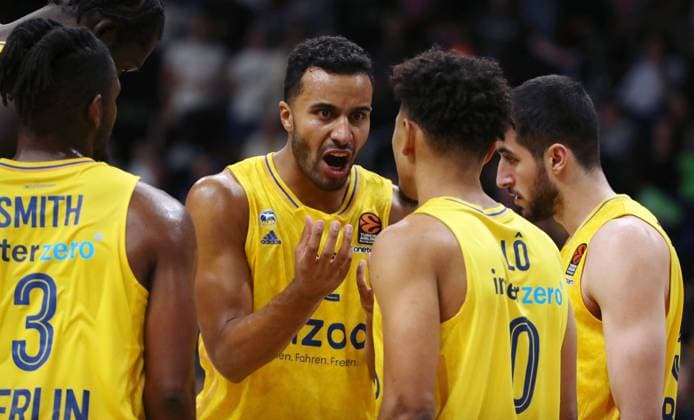 Johannes Thiemann redend, Maodo Lo, Yovel Zoosman Aktion Oberkoerper Oberkörper Basketball Euroleague EL Herren Saison 2022 2023 07.10.2022 ALBA Berlin vs. Partizan Belgrad
