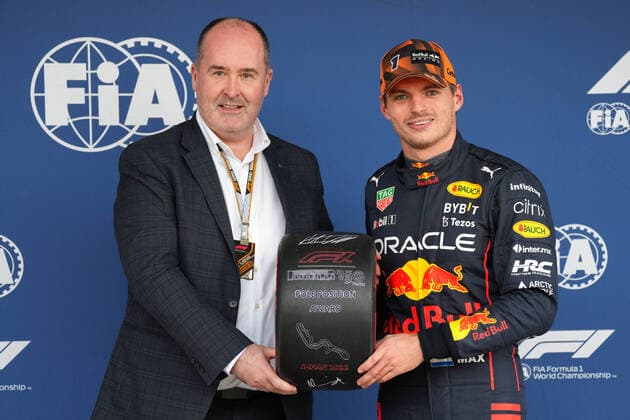(221008) -- SUZUKA, Oct. 8, 2022 -- Red Bull Racing s Dutch driver Max Verstappen (R) poses after taking the pole position after the qualifying session of the Formula One Japan Grand Prix held at the Suzuka Circuit in Suzuka City, Japan, on Oct. 8, 2022. ) (SP)JAPAN-SUZUKA-F1-JAPAN GRAND PRIX-QUALIFYING SESSION ZhangxXiaoyu 