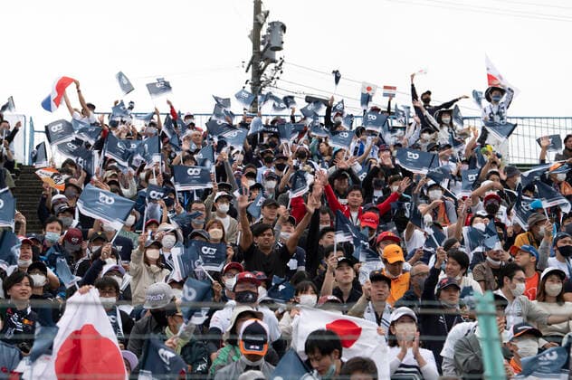 October 8, 2022, Suzuka, Mie, Japan: October 8, 2022: Suzuka Circuit, Mie Prefecture, JAPAN: F1 fans watch during Qualifying Day for the Formula 1 Honda Japanese Grand Prix. Max Verstappen of Red Bull Racing qualified in pole position. Motorsports. Suzuka Japan - ZUMAb177 20221008_zap_b177_036 Copyright: xTaidghxBarronx
