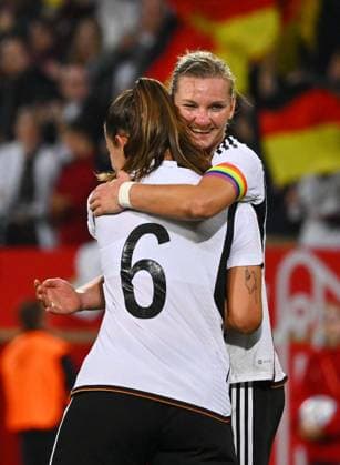 Tor zum 1:0, v.l.: Lena Oberdorf jubelt mit Torschützin Alexandra Popp (beide Deutschland), Länderspiel der Frauen, Deutschland gegen Frankreich, Frauenfußball, Fussball, Frauen-Fußball, Frauen-Nationalmannschaft, Frauennationalmannschaft, Team Deutschland, Rudolf-Harbig-Stadion Dresden, 07.10.2022,