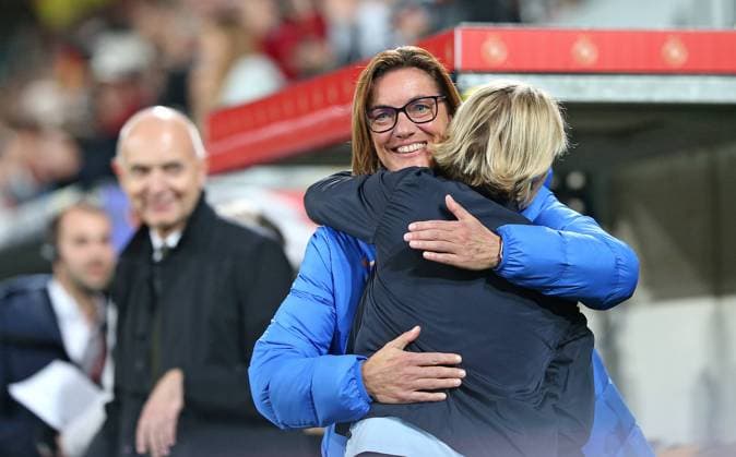 Dresden , Fußball Länderspiel Deutschland vs. Frankreich , (L-R) Trainerin Corinne Diacre (Frankreich) und Bundestrainerin Martina Voss-Tecklenburg (Deutschland) Gemäß den Vorgaben des DFB Deutschen Fußball Bundes ist es untersagt, in dem Stadion und oder vom Spiel angefertigte Fotoaufnahmen in Form von Sequenzbildern und oder videoähnlichen Fotostrecken zu verwerten bzw. verwerten zu lassen.