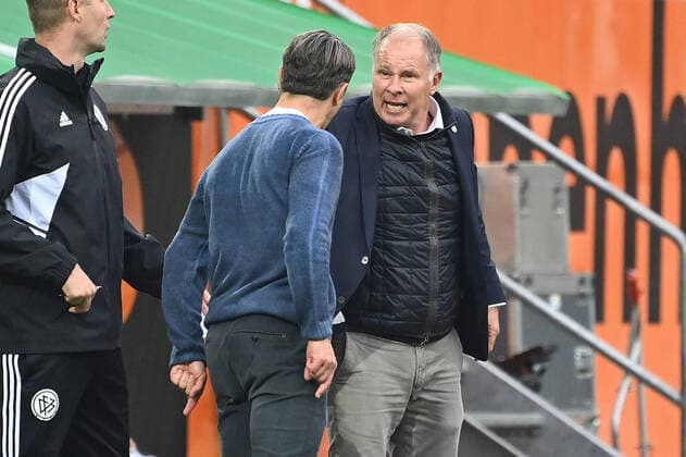 Sport Themen der Woche KW40 Niko KOVAC (Trainer VFL Wolfsburg) und Stefan REUTER (Manager FC Augsburg) geraten am Spielfeldrand aneinander,Streit,Auseinandersetzung,Emotionen. Fussball 1. Bundesliga Saison 2022 2023, 9.Spieltag, Spieltag09, FC Augsburg - VFL Wolfsburg am 08.10.2022, WWK ARENA Augsburg. *** Niko KOVAC coach VFL Wolfsburg and Stefan REUTER manager FC Augsburg clash on the sidelines,dispute,clash,emotions Football 1 Bundesliga season 2022 2023, 9 matchday, matchday09, FC Augsburg VFL Wolfsburg on 08 10 2022, WWK ARENA Augsburg