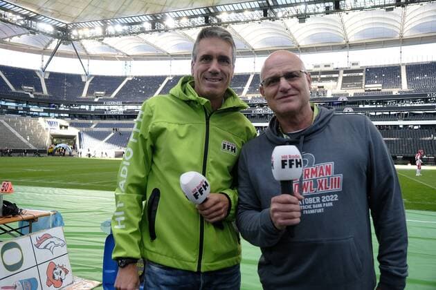 08.10.2022 xkhx Frankfurt am Main, Deutsche Bank Park, German Football League (GFL) Erima German Bowl XLIII - Finale - Impressionen Potsdam Royals - Schwäbisch Hall Unicorns FFH Sportmoderator Frank Piroth zusammen mit dem Bowl erfahrenen Stadionsprecher Holger Weishaupt.