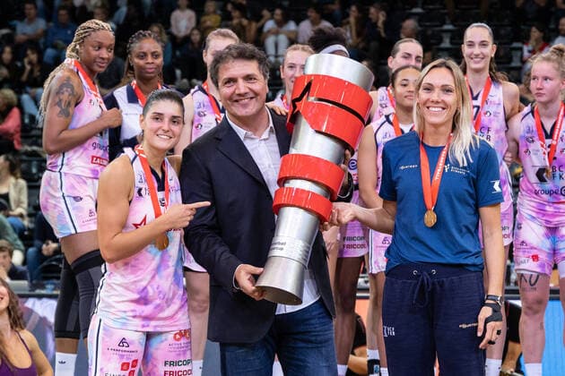 Sport Themen der Woche KW40 Sport Bilder des Tages 08.10.2022, Fribourg, Halle St. Leonard, Swiss Basketball - SuperCup 22 Women : BCF Elfic Fribourg - Nyon Basket Feminin, 0 Nancy Fora (BCF Elfic Fribourg) et 9 Marielle Giroud (BCF Elfic Fribourg) recoivent le trophÃ e du prÃ sident de SwissBasket Giancarlo Sergi Fribourg Halle St. Leonard Fribourg Switzerland *** 08 10 2022, Fribourg, Halle St Leonard, Swiss Basketball SuperCup 22 Women BCF Elfic Fribourg Nyon Basket Feminin, 0 Nancy Fora BCF Elfic Fribourg et 9 Marielle Giroud BCF Elfic Fribourg recoivent le trophÃ e du prÃ sident de SwissBasket Giancarlo Sergi Fribourg Halle St Leonard Fribourg Switzerland  Copyright: xJustPictures.ch SirianexDavetx
