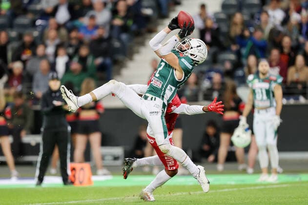 Potsdam Royals - Schwäbisch Hall Unicorns, German Bowl XLIII Interception durch Alex Spillum (Unicorns, 2). Finale der erima GFL zwischen den Potsdam Royals und den Schwäbisch Hall Unicorns am 8. Oktober 2022 im Deutsche Bank Park in Frankfurt am Main., Frankfurt am Main Hessen Deutschland Deutsche Bank Park