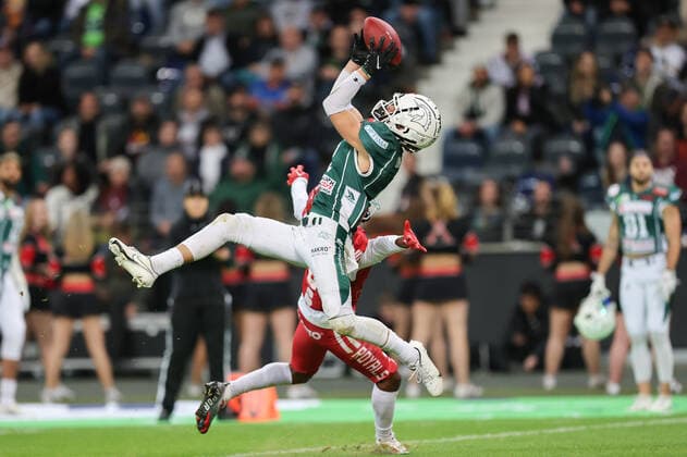 Sport Themen der Woche KW40 Potsdam Royals - Schwäbisch Hall Unicorns, German Bowl XLIII Interception durch Alex Spillum (Unicorns, 2). Finale der erima GFL zwischen den Potsdam Royals und den Schwäbisch Hall Unicorns am 8. Oktober 2022 im Deutsche Bank Park in Frankfurt am Main., Frankfurt am Main Hessen Deutschland Deutsche Bank Park *** Potsdam Royals Schwäbisch Hall Unicorns, German Bowl XLIII interception by Alex Spillum Unicorns, 2 final of the erima GFL between the Potsdam Royals and the Schwäbisch Hall Unicorns on 8 October 2022 at Deutsche Bank Park in Frankfurt am Main , Frankfurt am Main Hesse Germany Deutsche Bank Park