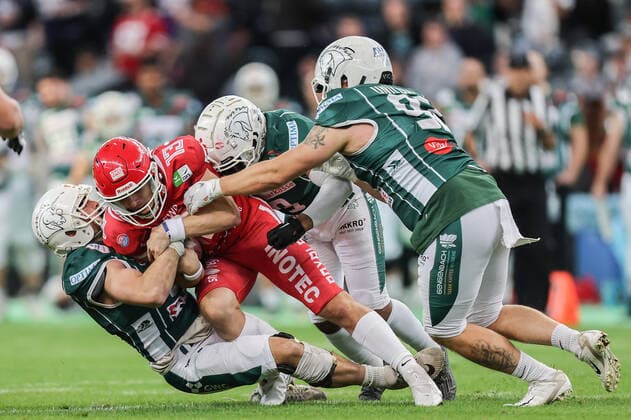 Potsdam Royals - Schwäbisch Hall Unicorns, German Bowl XLIII Quarterback Robert Patterson IV (Royals, 13) wird von drei Unicorns zu Boden gerissen. Finale der erima GFL zwischen den Potsdam Royals und den Schwäbisch Hall Unicorns am 8. Oktober 2022 im Deutsche Bank Park in Frankfurt am Main., Frankfurt am Main Hessen Deutschland Deutsche Bank Park