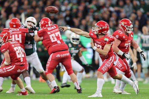 Potsdam Royals - Schwäbisch Hall Unicorns, German Bowl XLIII Quarterback Robert Patterson IV (Royals, 13) wirft einen langen Pass. Finale der erima GFL zwischen den Potsdam Royals und den Schwäbisch Hall Unicorns am 8. Oktober 2022 im Deutsche Bank Park in Frankfurt am Main., Frankfurt am Main Hessen Deutschland Deutsche Bank Park