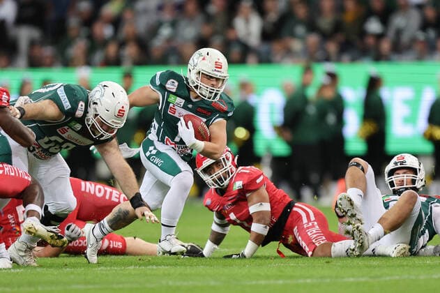 Potsdam Royals - Schwäbisch Hall Unicorns, German Bowl XLIII Laufspiel durch Maurice Schüle (Unicorns, 7). Finale der erima GFL zwischen den Potsdam Royals und den Schwäbisch Hall Unicorns am 8. Oktober 2022 im Deutsche Bank Park in Frankfurt am Main., Frankfurt am Main Hessen Deutschland Deutsche Bank Park