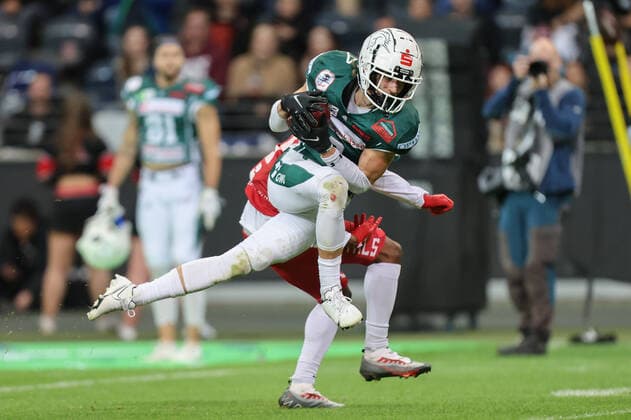 Potsdam Royals - Schwäbisch Hall Unicorns, German Bowl XLIII Interception durch Alex Spillum (Unicorns, 2). Finale der erima GFL zwischen den Potsdam Royals und den Schwäbisch Hall Unicorns am 8. Oktober 2022 im Deutsche Bank Park in Frankfurt am Main., Frankfurt am Main Hessen Deutschland Deutsche Bank Park