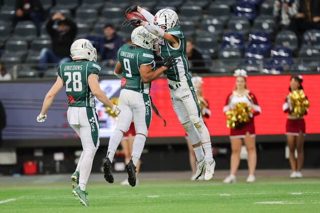 Potsdam Royals - Schwäbisch Hall Unicorns, German Bowl XLIII Jan Klenk (Unicorns, 28), und Giuseppe Della Vecchia (Unicorns, 9) bejubeln die Interception von Alex Spillum (Unicorns, 2). Finale der erima GFL zwischen den Potsdam Royals und den Schwäbisch Hall Unicorns am 8. Oktober 2022 im Deutsche Bank Park in Frankfurt am Main., Frankfurt am Main Hessen Deutschland Deutsche Bank Park
