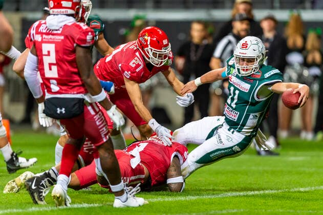Touchdown durch Hennessey Reilly (11, QB, Schwaebisch Hall Unicorns), mit M. Time (1, LB, Potsdam Royals) und C. Cranston (27, DB, Potsdam Royals) an den Beinen, davor D. Buckrham (2, SS, Potsdam Royals) GER, Potsdam Royals vs Schwaebisch Hall Unicorns, GFL, Saison 2022, Germanbowl, Finale, 08.10.2022, GER, Potsdam Royals vs Schwaebisch Hall Unicorns, GFL, Saison 2022, Germanbowl, Finale, 08.10.2022 Frankfurt Copyright: xEibner-Pressefotox EP_FWF