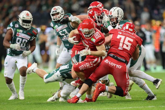 Potsdam Royals - Schwäbisch Hall Unicorns, German Bowl XLIII Laufspiel von Karri Pajarinen (Royals, 20) wird gestoppt.. Finale der erima GFL zwischen den Potsdam Royals und den Schwäbisch Hall Unicorns am 8. Oktober 2022 im Deutsche Bank Park in Frankfurt am Main., Frankfurt am Main Hessen Deutschland Deutsche Bank Park