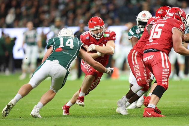 Potsdam Royals - Schwäbisch Hall Unicorns, German Bowl XLIII Laufspiel von Karri Pajarinen (Royals, 20). Links verteidigt Timothy Schürmann (Unicorns, 14). Finale der erima GFL zwischen den Potsdam Royals und den Schwäbisch Hall Unicorns am 8. Oktober 2022 im Deutsche Bank Park in Frankfurt am Main., Frankfurt am Main Hessen Deutschland Deutsche Bank Park