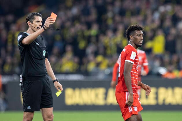 Sport Themen der Woche KW40 Fußball: 1. Bundesliga, Saison 2022 2023, 9. Spieltag, Borussia Dortmund - FC Bayern München am 08.10.2022 in Dortmund (Nordrhein-Westfalen). Schiedsrichter Deniz Aytekn zeigt Münchens Kingsley Coman die Gelb-Rote Karte WICHTIGER HINWEIS: Gemäß den Vorgaben der DFL Deutsche Fußball Liga bzw. des DFB Deutscher Fußball-Bund ist es untersagt, in dem Stadion und oder vom Spiel angefertigte Fotoaufnahmen in Form von Sequenzbildern und oder videoähnlichen Fotostrecken zu verwerten bzw. verwerten zu lassen. *** Soccer 1 Bundesliga, season 2022 2023, 9 match day, Borussia Dortmund FC Bayern Munich on 08 10 2022 in Dortmund North Rhine Westphalia referee Deniz Aytekn shows Munichs Kingsley Coman the yellow red card IMPORTANT NOTE According to the requirements of the DFL German Football League and the DFB German Football Association is prohibited in the stadium and or from the game made photographs in the form of sequence images and or video-like photo series to exploit or to let exploited Copyright: xKirchner MarcoxSteinbrennerx