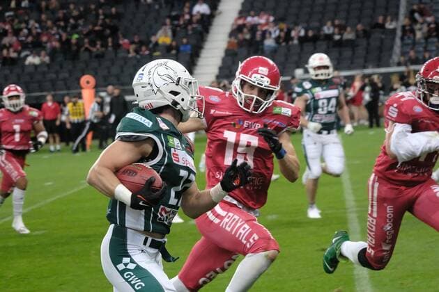 08.10.2022 xkhx Frankfurt am Main, Deutsche Bank Park, German Football League (GFL) Erima German Bowl XLIII - Finale Potsdam Royals - Schwäbisch Hall Unicorns Mikey Alfieri (22, Schwäbisch Hall Unicorns) gegen Jonas Gacek (19, Potsdam Royals)