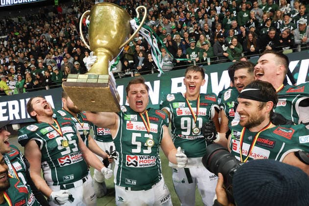 Bilder des Jahres, Sport 10 Oktober Sport Themen der Woche KW40 Sport Bilder des Tages Potsdam Royals - Schwäbisch Hall Unicorns, German Bowl XLIII Hagen Krauß (Unicorns, 53) stemmt den German Bowl, grenzenloser Jubel der Unicorns. Finale der erima GFL zwischen den Potsdam Royals und den Schwäbisch Hall Unicorns am 8. Oktober 2022 im Deutsche Bank Park in Frankfurt am Main., Frankfurt am Main Hessen Deutschland Deutsche Bank Park *** Potsdam Royals Schwäbisch Hall Unicorns, German Bowl XLIII Hagen Krauß Unicorns, 53 stems the German Bowl, boundless jubilation of the Unicorns Final of the erima GFL between the Potsdam Royals and Schwäbisch Hall Unicorns on 8 October 2022 at Deutsche Bank Park in Frankfurt am Main , Frankfurt am Main Hesse Germany Deutsche Bank Park