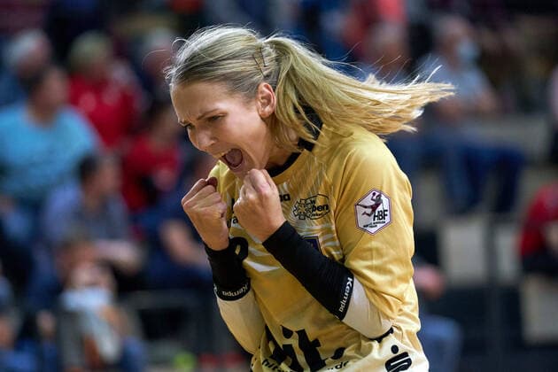Sport Themen der Woche KW40 Sport Bilder des Tages Torhueterin Marie Andresen (BSV, 12), Jubel, SV Union Halle-Neustadt - Buxtehuder SV, Handball, Frauen, 1. Bundesliga, 2022 2023, 4. Spieltag, 08.10.2022, Halle SWH Arena Sachsen-Anhalt Deutschland *** Goalkeeper Marie Andresen BSV, 12 , cheering, SV Union Halle Neustadt Buxtehuder SV, handball, women, 1 Bundesliga, 2022 2023, 4 matchday, 08 10 2022, Halle SWH Arena Sachsen Anhalt Germany