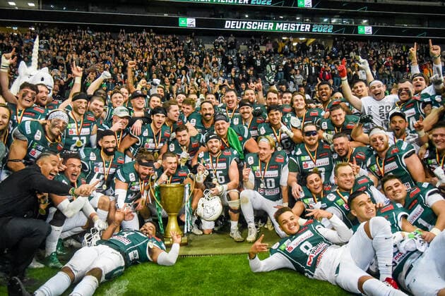 Schwäbisch Hall Unicorns Deutscher Football Meister 2022 Mannschaftsfoto, Jubel, Siegerehrung, Feier, Pokalübergabe Schwäbisch Hall Unicorns gewinnen den German Bowl mit 44:27 gegen Potsdam Royals und sind Deutscher Football Meister. Potsdam Royals (Nordmeister) gegen Schwäbisch Hall Unicorns (Südmeister) beim ERIMA German Bowl am 08. Oktober 2022 in Frankfurt Main (Hessen, Deutschland) im Deutsche Bank Park (Frankfurter Waldstadion). Finale der German Football League (GFL) um den Titel des Deutschen Meisters im American Football.