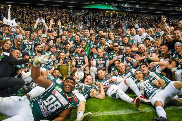 Schwäbisch Hall Unicorns gewinnen German Bowl 2022 Mannschaftsfoto, Jubel, Siegerehrung, Feier, Pokalübergabe Schwäbisch Hall Unicorns gewinnen den German Bowl mit 44:27 gegen Potsdam Royals und sind Deutscher Football Meister. Potsdam Royals (Nordmeister) gegen Schwäbisch Hall Unicorns (Südmeister) beim ERIMA German Bowl am 08. Oktober 2022 in Frankfurt Main (Hessen, Deutschland) im Deutsche Bank Park (Frankfurter Waldstadion). Finale der German Football League (GFL) um den Titel des Deutschen Meisters im American Football.
