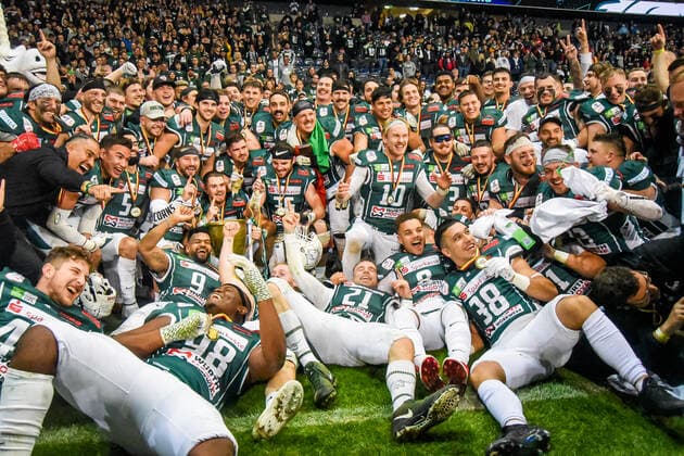 Deutscher Football Meister 2022: Schwäbisch Hall Unicorns Mannschaftsfoto, Jubel, Siegerehrung, Feier, Pokalübergabe Schwäbisch Hall Unicorns gewinnen den German Bowl mit 44:27 gegen Potsdam Royals und sind Deutscher Football Meister. Potsdam Royals (Nordmeister) gegen Schwäbisch Hall Unicorns (Südmeister) beim ERIMA German Bowl am 08. Oktober 2022 in Frankfurt Main (Hessen, Deutschland) im Deutsche Bank Park (Frankfurter Waldstadion). Finale der German Football League (GFL) um den Titel des Deutschen Meisters im American Football.