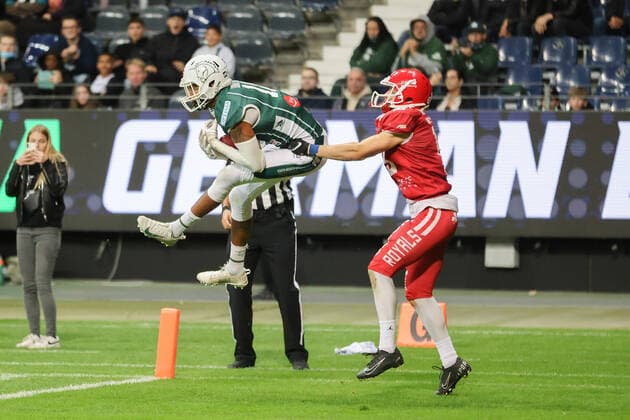 Potsdam Royals - Schwäbisch Hall Unicorns, German Bowl XLIII Letzter Touchdown der Unicorns durch Aurieus Minton (Unicorns, 18), der von Niklas Müller (Royals, 18) nicht am Fangen gehindert werden kann. Finale der erima GFL zwischen den Potsdam Royals und den Schwäbisch Hall Unicorns am 8. Oktober 2022 im Deutsche Bank Park in Frankfurt am Main., Frankfurt am Main Hessen Deutschland Deutsche Bank Park