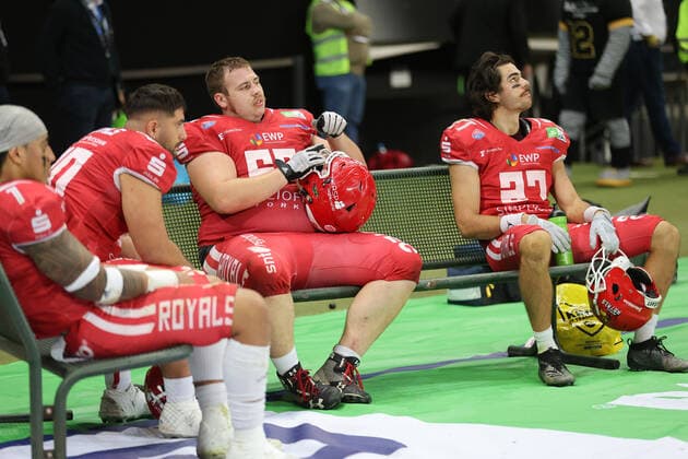 Potsdam Royals - Schwäbisch Hall Unicorns, German Bowl XLIII Große Enttäuschung bei den Potsdam Royals nach der Niederlage. Finale der erima GFL zwischen den Potsdam Royals und den Schwäbisch Hall Unicorns am 8. Oktober 2022 im Deutsche Bank Park in Frankfurt am Main., Frankfurt am Main Hessen Deutschland Deutsche Bank Park