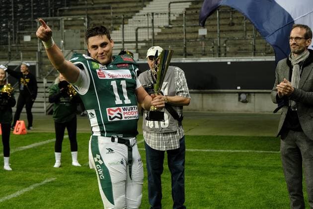 08.10.2022 xkhx Frankfurt am Main, Deutsche Bank Park, German Football League (GFL) Erima German Bowl XLIII - Finale Potsdam Royals - Schwäbisch Hall Unicorns Jubel bei den Siegern Schwäbisch Hall Unicorns Quarterback Reilly Hennessey (Unicorns, 11) mit dem Pokal