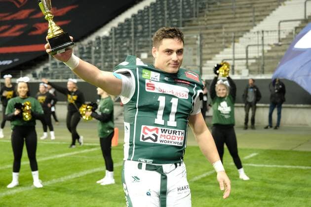 08.10.2022 xkhx Frankfurt am Main, Deutsche Bank Park, German Football League (GFL) Erima German Bowl XLIII - Finale Potsdam Royals - Schwäbisch Hall Unicorns Jubel bei den Siegern Schwäbisch Hall Unicorns Quarterback Reilly Hennessey (Unicorns, 11) mit dem Pokal