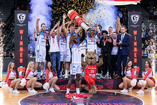Sport Themen der Woche KW40 Sport Bilder des Tages 08.10.2022, Fribourg, Halle St. Leonard, Swiss Basketball - SuperCup 22 Men : Fribourg Olympic - Union NeuchÃ¢tel Basket, Fribourg Olympic remporte la SuperCup 22 Fribourg Halle St. Leonard Fribourg Switzerland *** 08 10 2022, Fribourg, Halle St Leonard, Swiss Basketball SuperCup 22 Men Fribourg Olympic Union NeuchÃ¢tel Basket, Fribourg Olympic remporte la SuperCup 22 Fribourg Halle St Leonard Fribourg Switzerland  Copyright: xJustPictures.ch SirianexDavetx