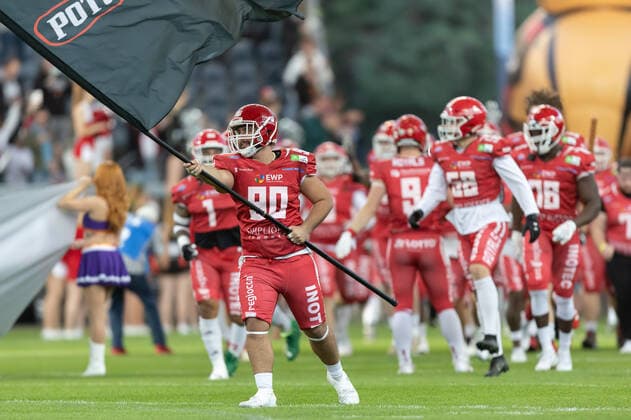 Potsdam Royals - Schwäbisch Hall Unicorns, German Bowl XLIII Caner Sait (Royals, 90) trägt die Potsdamer Fahne auf den Platz. Finale der erima GFL zwischen den Potsdam Royals und den Schwäbisch Hall Unicorns am 8. Oktober 2022 im Deutsche Bank Park in Frankfurt am Main., Frankfurt am Main Hessen Deutschland Deutsche Bank Park