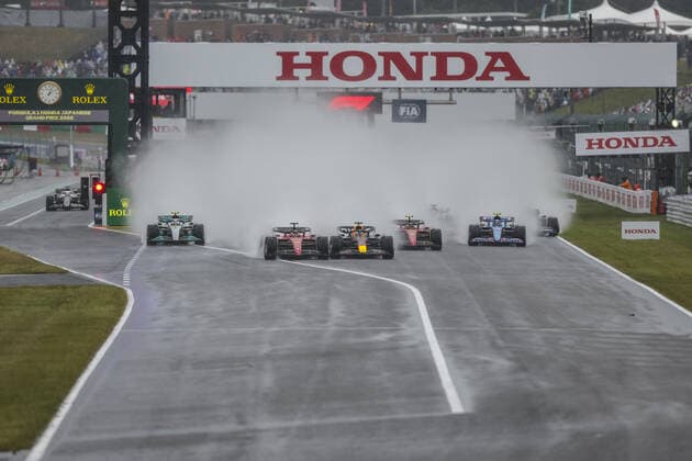 01 VERSTAPPEN Max (nld), Red Bull Racing RB18, action and 16 LECLERC Charles (mco), Scuderia Ferrari F1-75, action, start of the race, depart, during the Formula 1 Honda Japense Grand Prix 2022, 18th round of the 2022 FIA Formula One World Championship, WM, Weltmeisterschaft from Octobre 7 to 9, 2022 on the Suzuka International Racing Course, in Suzuka, Mie Prefecture, Japan - F1 - JAPANESE GRAND PRIX 2022 - RACE DPPI Panoramic GOOD3438