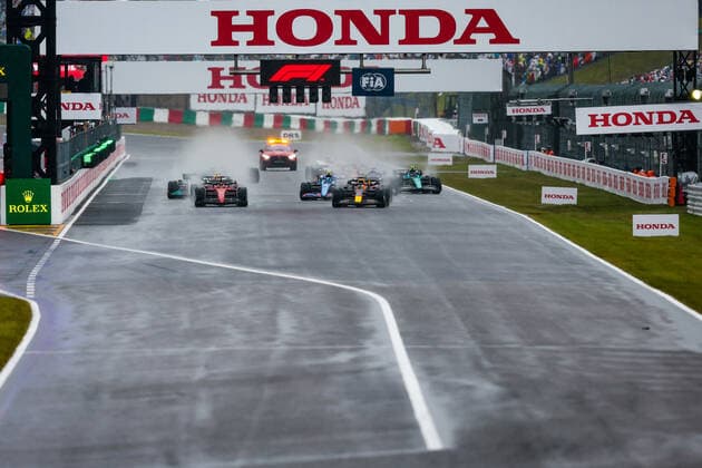 Start of the race: 01 VERSTAPPEN Max (nld), Red Bull Racing RB18, 16 LECLERC Charles (mco), Scuderia Ferrari F1-75, action during the Formula 1 Honda Japanese Grand Prix 2022, 18th round of the 2022 FIA Formula One World Championship, WM, Weltmeisterschaft from Octobre 7 to 9, 2022 on the Suzuka International Racing Course, in Suzuka, Mie Prefecture, Japan - F1 - JAPANESE GRAND PRIX 2022 - RACE DPPI Panoramic 20221009_GOOD3421