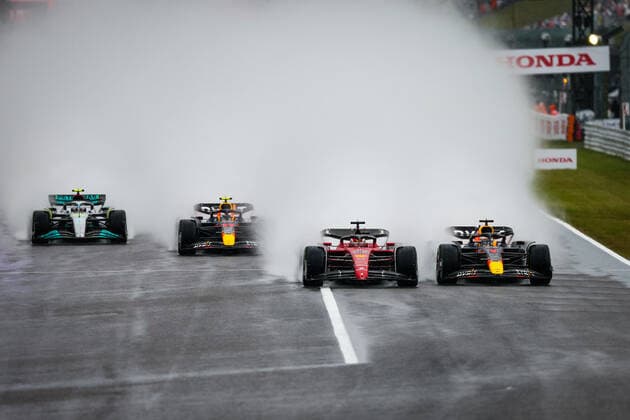 Start of the race: 01 VERSTAPPEN Max (nld), Red Bull Racing RB18, 16 LECLERC Charles (mco), Scuderia Ferrari F1-75, 11 PEREZ Sergio (mex), Red Bull Racing RB18, 44 HAMILTON Lewis (gbr), Mercedes AMG F1 Team W13, action during the Formula 1 Honda Japanese Grand Prix 2022, 18th round of the 2022 FIA Formula One World Championship, WM, Weltmeisterschaft from Octobre 7 to 9, 2022 on the Suzuka International Racing Course, in Suzuka, Mie Prefecture, Japan - F1 - JAPANESE GRAND PRIX 2022 - RACE DPPI Panoramic 20221009_GOOD3453