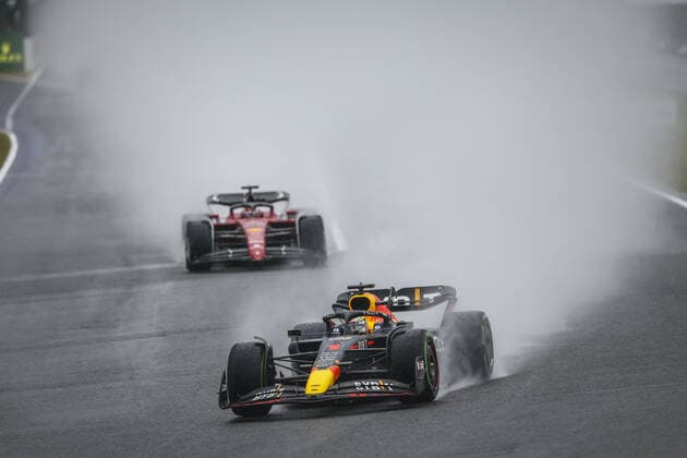 01 VERSTAPPEN Max (nld), Red Bull Racing RB18, action with 16 LECLERC Charles (mco), Scuderia Ferrari F1-75 during the Formula 1 Honda Japense Grand Prix 2022, 18th round of the 2022 FIA Formula One World Championship, WM, Weltmeisterschaft from Octobre 7 to 9, 2022 on the Suzuka International Racing Course, in Suzuka, Mie Prefecture, Japan - F1 - JAPANESE GRAND PRIX 2022 - RACE DPPI Panoramic GOOD3366