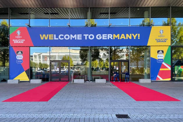 Eingang für die Gäste zur Auslosung der Qualifikationsgruppen zur Europameisterschaft 2024 in der Frankfurter Festhalle - Frankfurt 09.10.2022: EURO2024 Qualifying Draw EM 2024 Auslosung der Qualifikationsgruppen, Festhalle Frankfurt