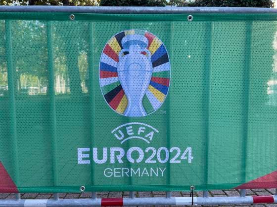Logo der EM2024 an den Absperrungen bei der Auslosung der Qualifikationsgruppen zur Europameisterschaft 2024 in der Frankfurter Festhalle - Frankfurt 09.10.2022: EURO2024 Qualifying Draw EM 2024 Auslosung der Qualifikationsgruppen, Festhalle Frankfurt
